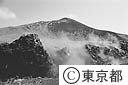 煙をはく雄山の山頂