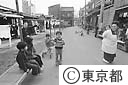 道ばたで遊ぶ子供達
