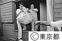 多摩川の氾濫のため家財道具を運び出す住民