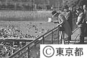 上野動物園で鳥にえさやりをする天皇皇后両陛下