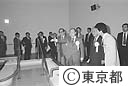 多摩障害者スポーツセンターを視察する鈴木知事