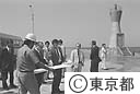鈴木知事神津島を視察