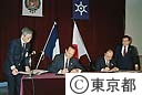 パリ市と東京都友好都市・共同宣言署名　シラク市長と鈴木知事