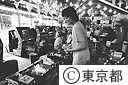 ゲームセンターで遊ぶ子供たち