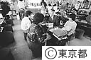 ゲームセンターで遊ぶ子供たち