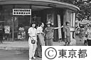 交通整理する女性警察官