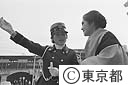 婦人警察官の交通整理