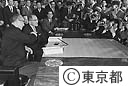 新知事事務引継する東知事から美濃部知事に