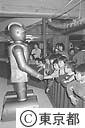 都児童会館で、遊具のロボットと握手する子供たち