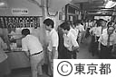 建設局庁舎の地下食堂に列を作る人たち