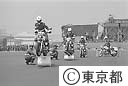 白バイの競技会でデモンストレーションをする隊員