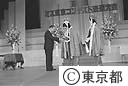 ミス東京コンテスト決選大会で鈴木知事と握手する新ミス東京