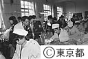 北京市の服装工場を訪れた、第１回勤労青年洋上セミナーの団員