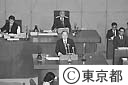 昭和５８年第二回都議会定例会本会議で答弁する鈴木知事