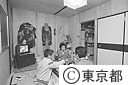 下錆地区の仮設住宅で食卓を囲む家族