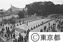 明治神宮前の歩道、ガードレールと、敷石は文化のデザイン事業だ