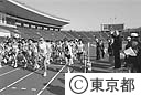 都民健康マラソンのスタートの合図をする鈴木知事
