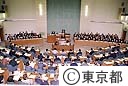 都議会本会議で答弁する鈴木知事
