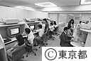 都政情報センターで「とみんず」にアクセスする人