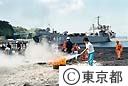 三宅島噴火災害防災訓練で、消火訓練をする村民