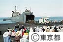 三宅島噴火災害防災訓練で、自衛隊のＬＳＴから防災用衛星中継車を降ろすところ