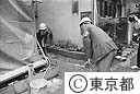 一斉公開建築パトロールで、建設中の建物のサイズを測る職員