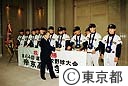 全国高校野球大会優勝校　帝京高校チーム鈴木知事にあいさつ