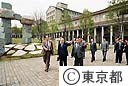 都立大学を視察する鈴木知事