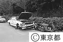 道路に捨てられた車。ナンバーをはずし、車体番号をけずってある