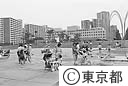 光が丘公園で遊ぶ母と子