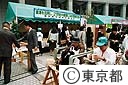「木の日」のイベントに参加する人