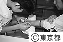 エイズ検査をする保健所職員