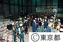 水道本管工事でのガス爆発事故で、被害者の救出に当る消防警察の職員