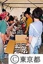 炊き出し訓練をする島の人達