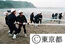 消火訓練をする神津島の女性たち