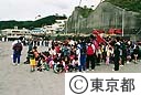 避難訓練で浜に集まった児童
