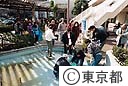 トイレ用水を運ぶ人達