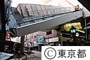 傾いたアーケードの屋根