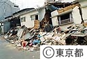 倒れた民家