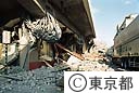 倒壊した鉄道高架線