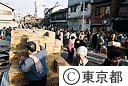 避難所で援助物資を受け取る人達