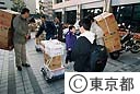 援助物資を運ぶ親子