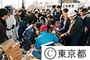 援助物資を受け取る人達