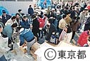 乾パンを受け取る人達