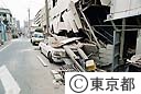 倒壊した家とつぶされた車