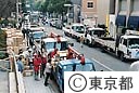 援助物資を運ぶトラック
