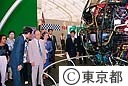 多摩２１くらしの祭典を視察する鈴木知事