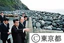 御蔵島を視察する鈴木知事