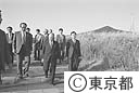 三宅島を視察する鈴木知事