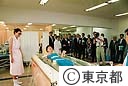 新しい府中高等職業技術専門校を視察する鈴木知事